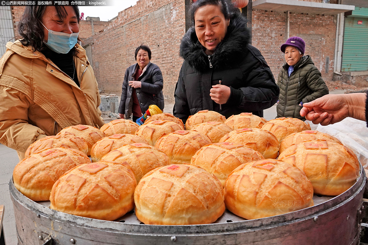      花馍不仅是主食，而且参与了人们供奉、祭祀、交往等每一项人生重要事项，可以说，花馍伴随并见证着晋南人的一生。图为村民在选购闹元宵花馍。