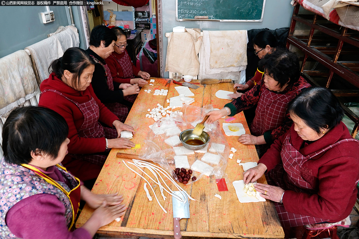      在运城市新绛县泽掌镇泽掌村光焕花馍店，几名捏花馍能手正在加紧捏制元宵节花馍。