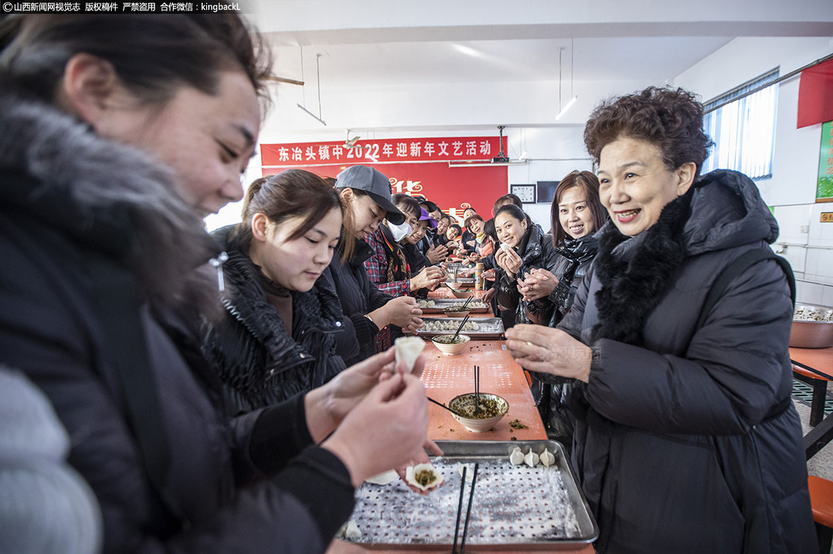      不一会儿，饺子已经码放了一盘又一盘，铺满了整个大桌子。