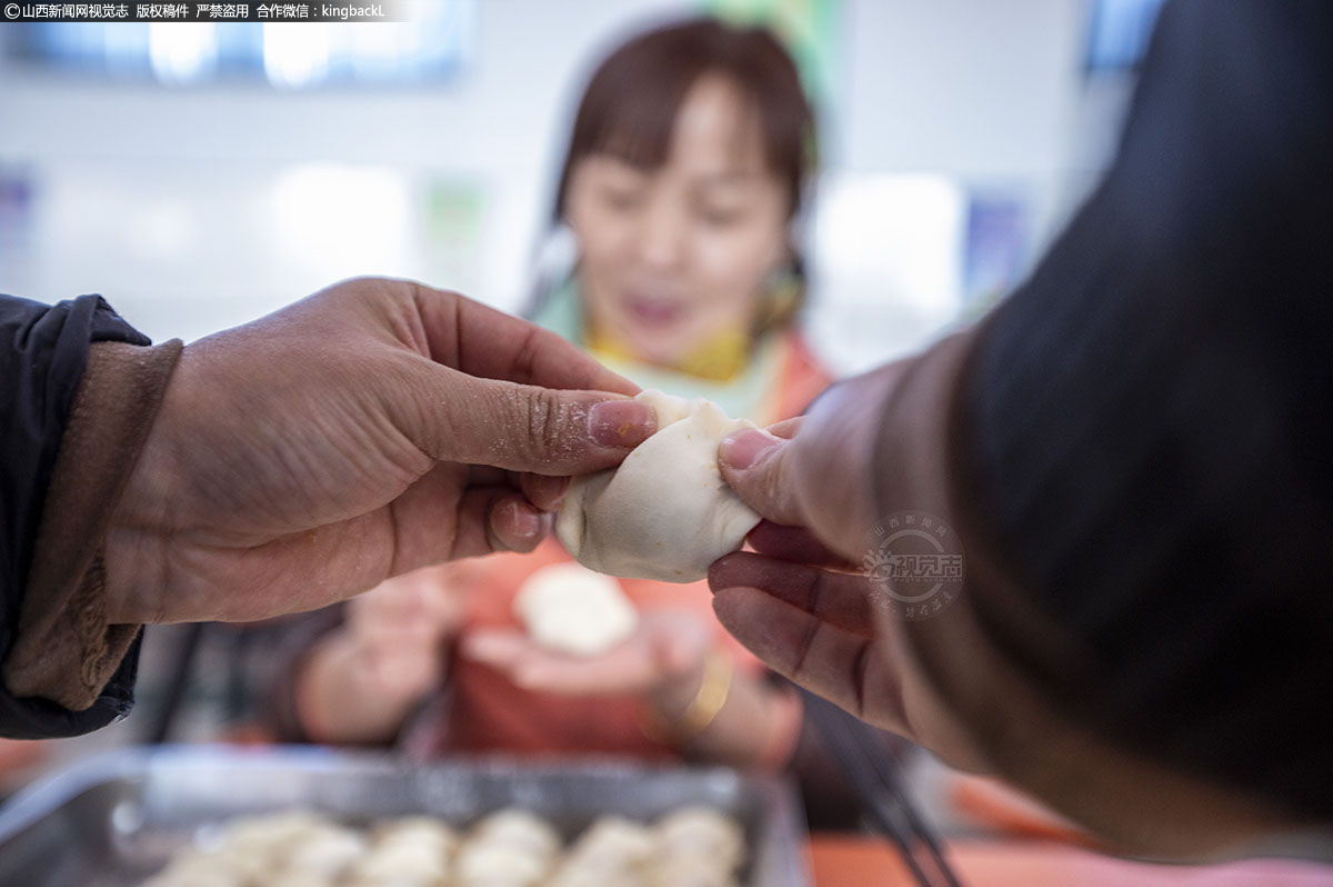      大家忙活起来，和面、剁馅、擀饺子皮，分工明确，人人都在为这场别样的团圆饺子尽心尽力。