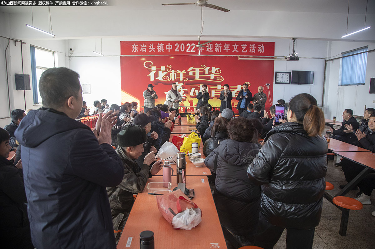      一场场精彩的演出，不仅有演员们精彩纷呈的表演，还有当地乡镇的支持和老百姓的欢迎。