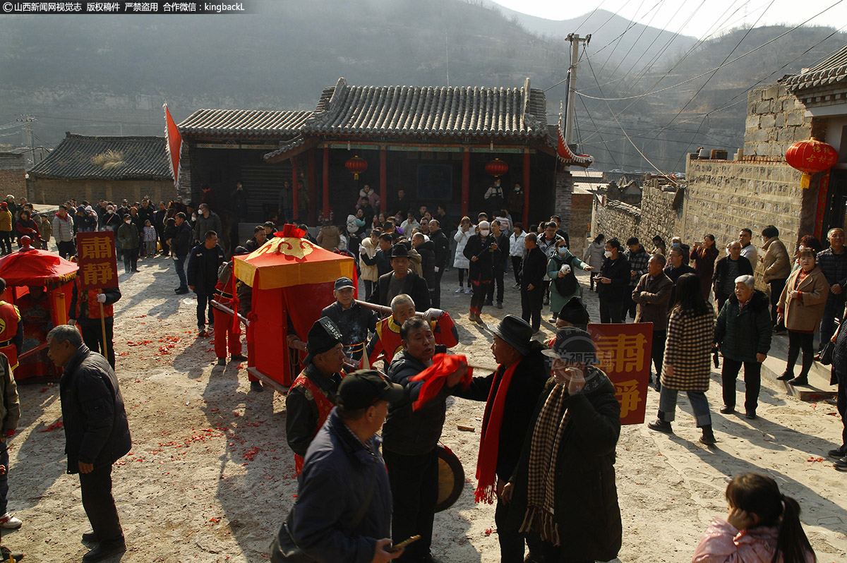      “灯官出巡”，这一民俗活动延续至今上百年，既是一种文化的延续，也是下董寨人根脉香火的传承。在滑稽、诙谐 ，充满戏剧的色彩中给人们带来了欢乐，也寄予了精神的寄托，彰显了下董寨人祖辈的民俗和古朴的自律美德。