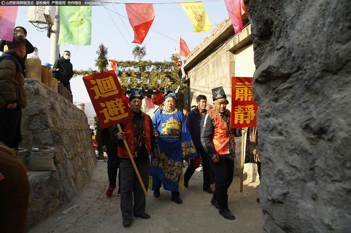     2月5日，正月十五的平定县下董寨村到处张灯结彩，伴随着一拔接一拔喜鼓连天的秧歌队伍，游人攒动，最令人拍手欢笑的还是充满戏剧色彩的传统“灯官出巡”(报灯官)活动，吸引着四面八方的游客前来观看。（■山西新闻网特约摄影师：杜爱清）