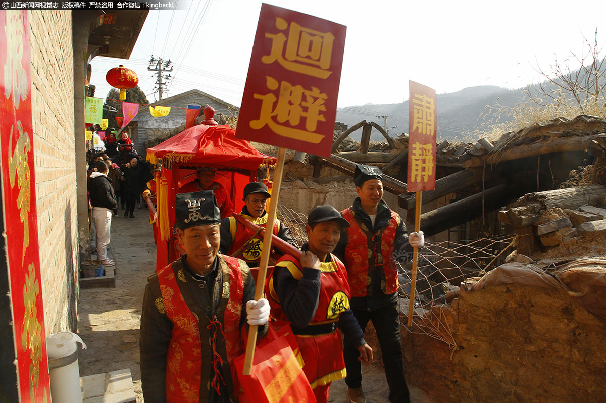      锣鼓喧天人头攒动。数灯官鸣锣开道，扮衙役的人举着大木掀上写“肃静”、“回避”的字样，随同灯官到处巡街。