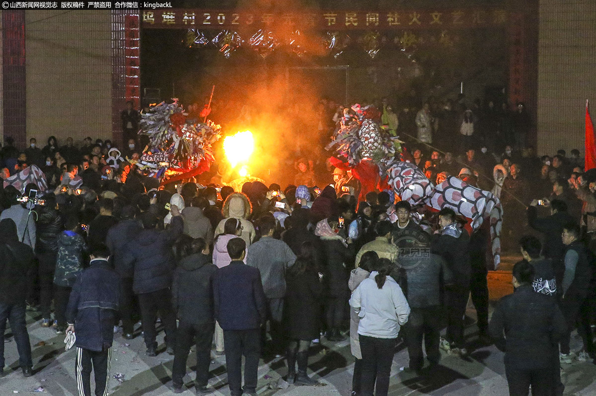      传承百年的舞火龙，不仅给人们以视觉上的震撼，同时也为老百姓们带来了一场文化盛宴，更带来了对美好生活的一种精神寄托，让人们在热闹喜庆的氛围中，体会这浓浓的年味。