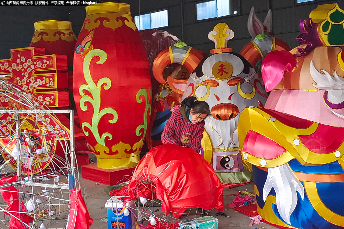      横渠村是远近闻名的“花灯村”，也是太原市特色民间文化品牌村之一。“横渠村花灯制作从20世纪80年代初开始起步。后来，依靠制作花灯，村里以大带小，互帮互助，很快形成了产业。