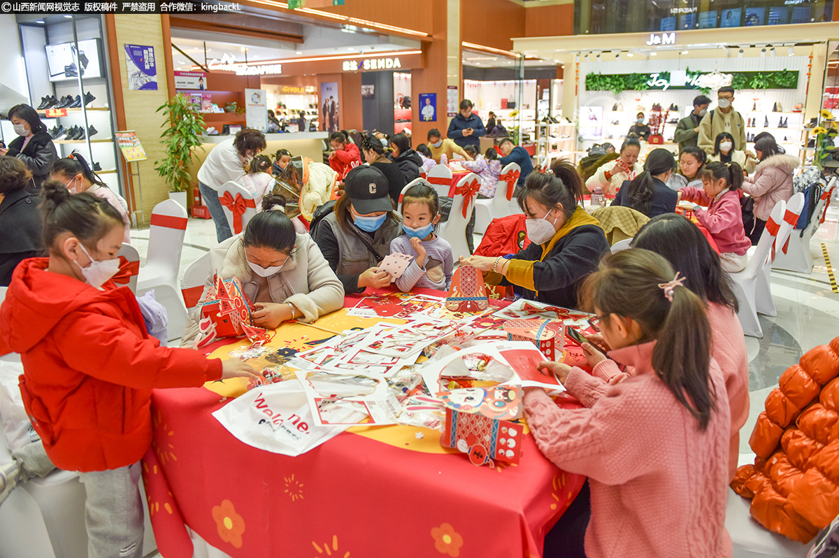      孩子们在家长和工作人员的指导下，通过一步步地搭建、固定、组装、粘贴，一个个五颜六色、千姿百态和图案精美、色彩鲜艳的创意花灯很快呈现在大家眼前。热热闹闹的活动现场，顿时成了孩子们欢乐的海洋。
