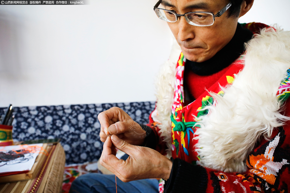      “家里有老虎，平安又幸福；摸摸虎头，吃穿不愁；摸摸虎嘴，驱邪避鬼；摸摸虎背，荣华富贵；摸摸虎尾，十全十美。”老虎是百姓辟邪驱毒的寄托，更是李佩琦用心用情的艰守。