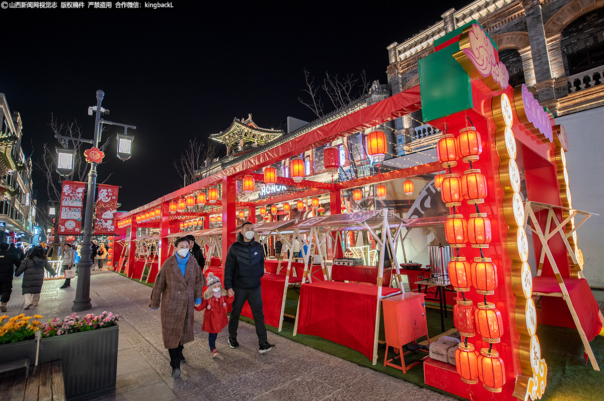      年味儿是什么？年味可以是街头巷尾美食的味道、可以是春联福字喜庆的味道、可以是采购年货忙碌的味道、可以是万家灯火团圆的味道。疫情政策调整实行后，城市从空荡无人到恢复烟火，经济逐渐得到复苏；老百姓从“阳过”到“阳康”，身体也在慢慢的休养生息。春节近在咫尺，太原大街小巷春节氛围感“拉满”，人们用一场即将到来的年，抚平疫情带给我们的伤害，华灯初上，年味正浓。（■山西新闻网记者：苏航 王琪）