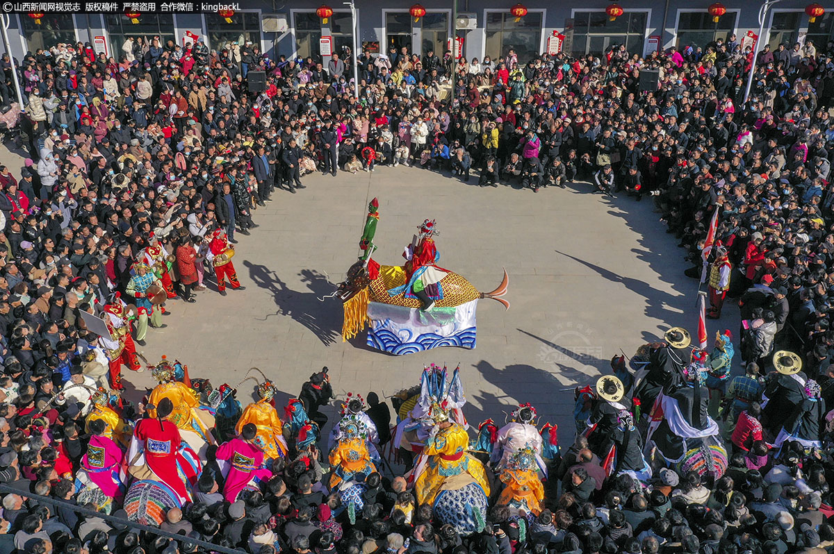      2月19日，山西省运城市稷山县清河镇非遗之乡阳城村多彩民俗闹红火。当日，村民们表演了具有浓郁地方特色的非遗高跷、二鬼摔跤、划旱船、抬阁等节目，盛大的节目点燃了村民们的热情，也还原了属于中国人特有的传统年。（■山西新闻网特约摄影师：史云平）
