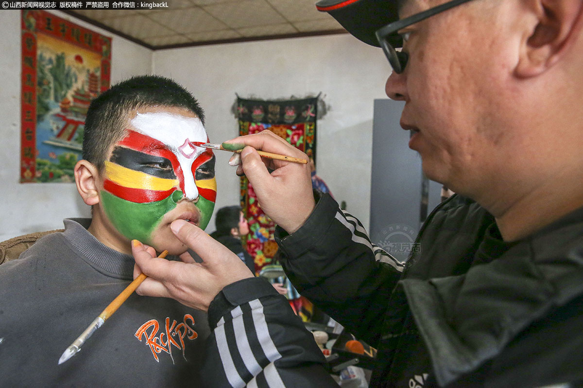      一大早，当地的非遗老师，就开始忙碌着为表演非遗高跷走兽的小演员们化起妆来。