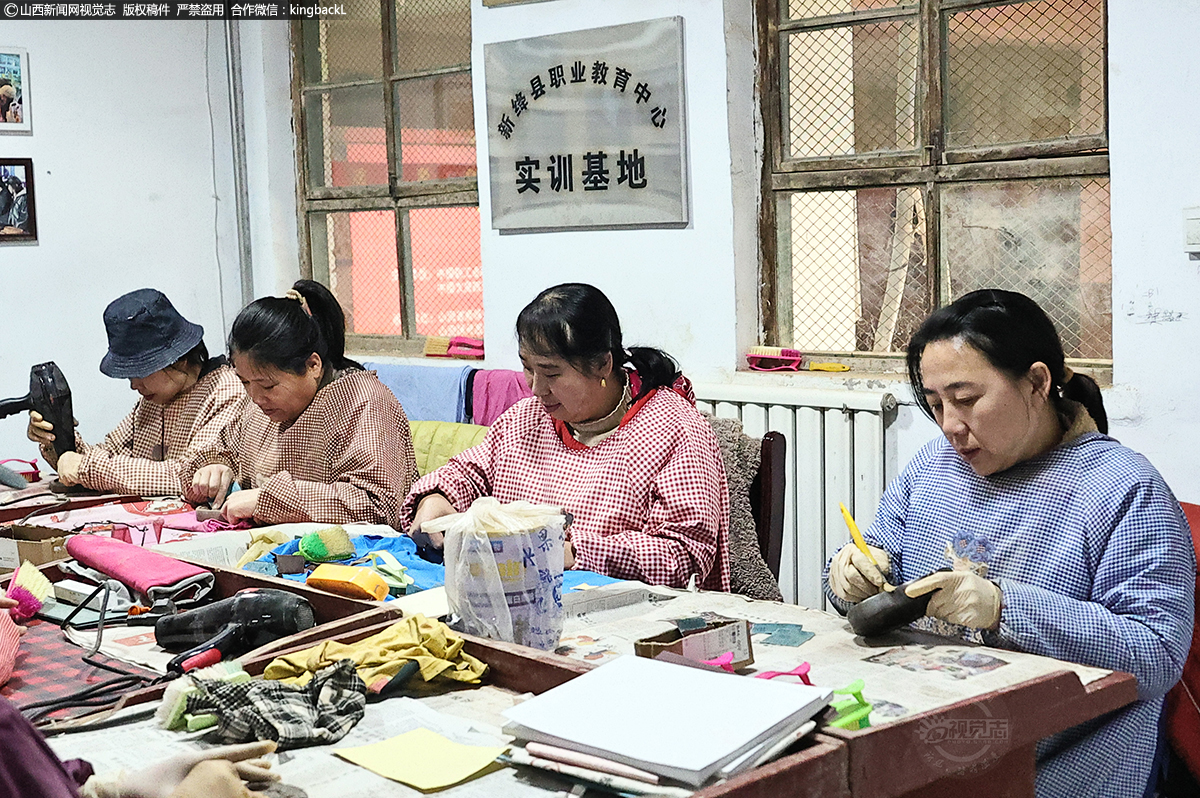      细雕则是对砚坯表面的黑泥进行打磨，其次就是用刻刀对粗雕过的砚坯一点一点进行细致的修正与雕琢。