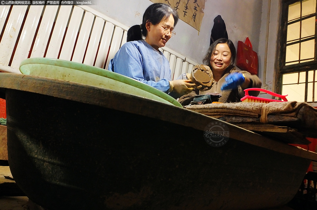      澄泥砚在烧制之前需要对砚坯进行粗雕和细雕。粗雕主要是根据设计图纸对砚坯进行首次雕刻，即将平面图纸上的样式设计立体地呈现在砚坯之上。