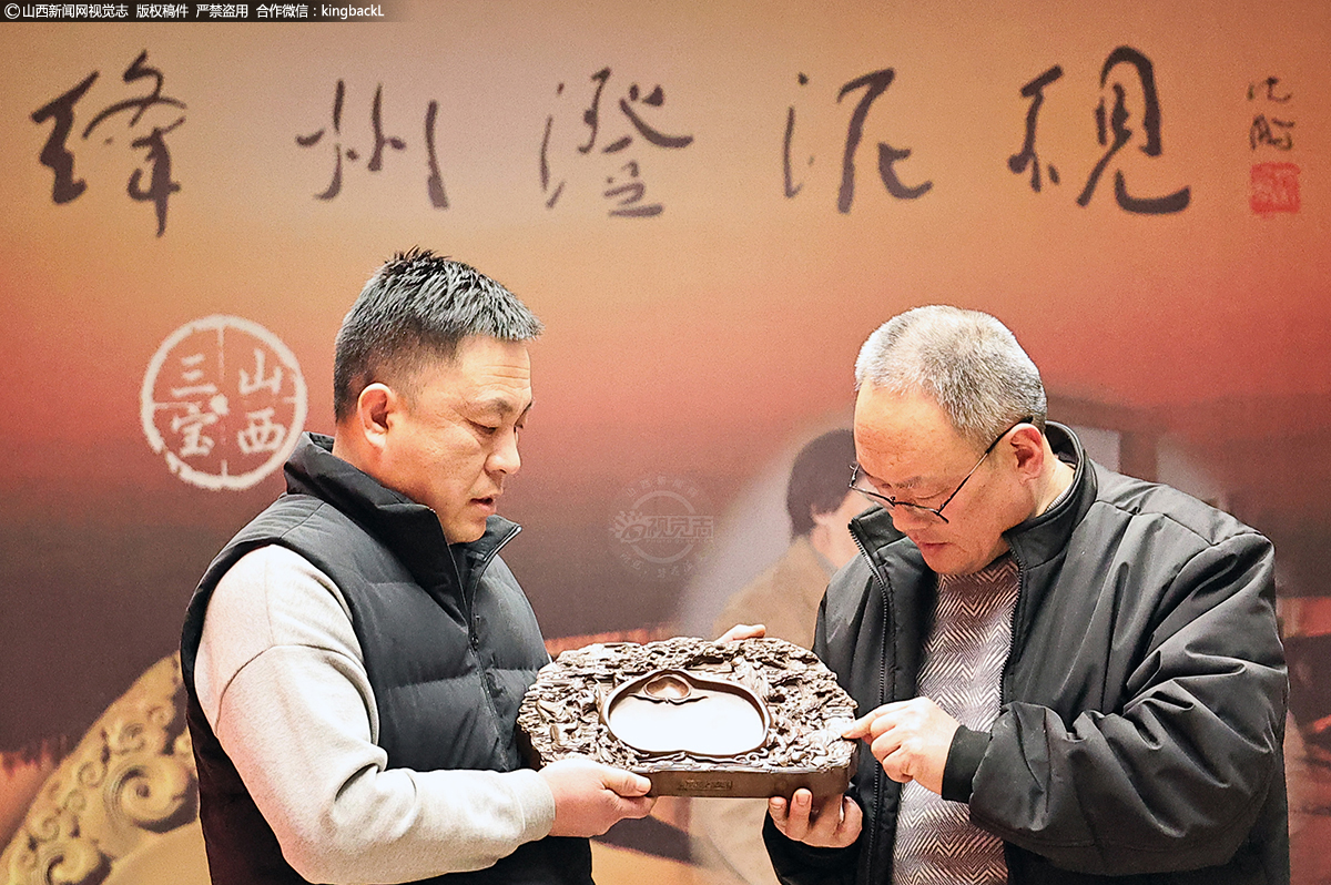      中国工艺美术大师、轻工大国工匠国家级非遗绛州澄泥砚省级传承人蔺涛（右）同制砚工艺师查看给客户的兔年订单绛州澄泥砚品相。每方砚台面世，都需要几十道程序的考验。如果生产出来的产品有丝毫的瑕疵，蔺涛都要毁掉，他说，“澄泥砚就是要完美。”一砚一匠心，工匠精神在他身上体现的淋漓尽致。