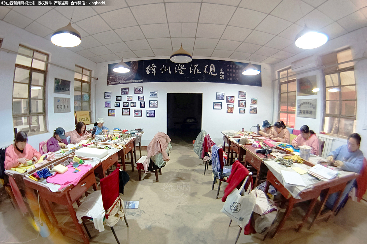      ‎2‎月‎20‎日，在“中国澄泥砚之都”山西省运城市新绛县古城绛州国家级非遗绛州澄泥砚生产基地和中国绛州澄泥砚文化园，中国工艺美术大师、全国劳模、轻工大国工匠，国家级非遗绛州澄泥砚省级传承人绛州澄泥砚研制所所长蔺涛同上百名制砚工艺师加紧赶制兔年等系列订单绛州澄泥砚，一派繁忙景象。（■本期摄影：高新生）