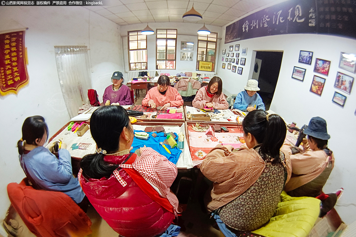      绛州澄泥砚十多个生产作坊里制砚大师和制砚工艺师正忙着修坯、雕刻、水磨、精修、修饰，装盒、打包、发货。