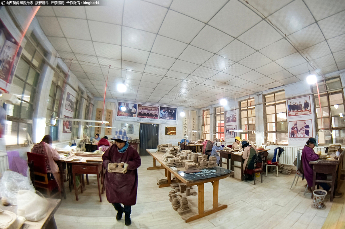      澄泥砚制作采用传统的民间手工技艺，制作工序极为复杂，熔雕塑、绘画、文学、篆刻艺术与物理、化学方法与一炉，烧制与制作难度都远超一般石砚。