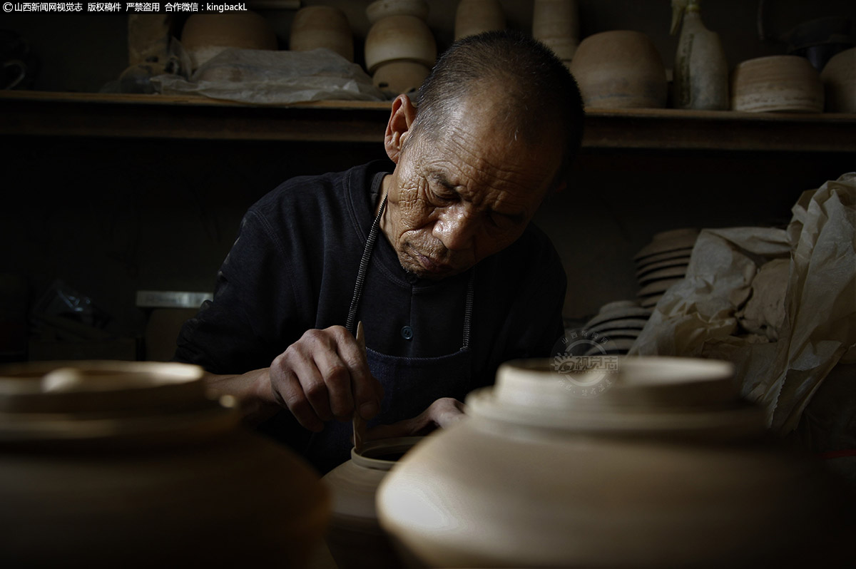      “平遥的牛肉太谷的饼，平定的砂锅亮晶晶……”上世纪50年代由著名歌唱家郭兰英演唱的山西民歌《夸特产》红遍大江南北。“平定的砂锅亮晶晶”唱出了陶制史上占有一席之地的平定砂器，在海内外享有的盛名。（■山西新闻网特约摄影师：杜爱清）