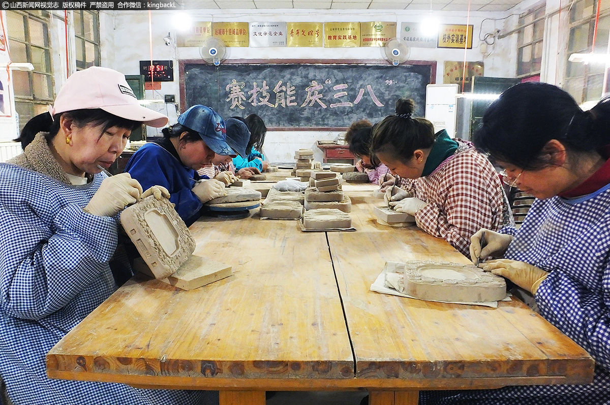     3月3日，随着三八妇女节的临近，在“中国澄泥砚之都”的运城市新绛县泽掌镇光村绛州澄泥砚文化产业园产业基地，由绛州澄泥砚研制所工会和妇联举办的以“赛技能庆三八”为主题的技能大赛紧锣密鼓的开赛，几十名国家级非遗绛州澄泥砚传承人的女性制砚工艺师通过赛雕刻、比水磨、赛雕修、比修饰、看质量等技艺技能比赛，欢庆妇女节的到来。（■本期摄影：高新生）