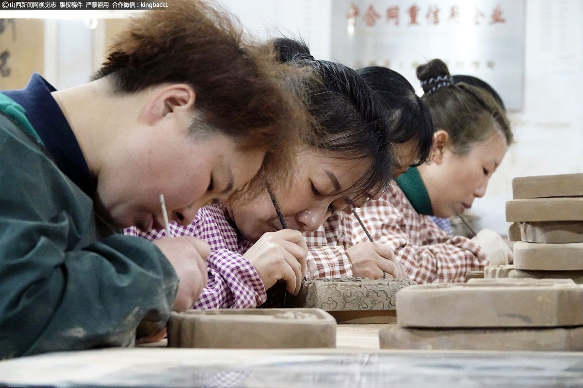      澄泥砚的制作工艺复杂，要历经采泥、过滤、沉淀、制坯、烧干、着色、雕刻、焙烧、细蜡、抛光等几十道工序。