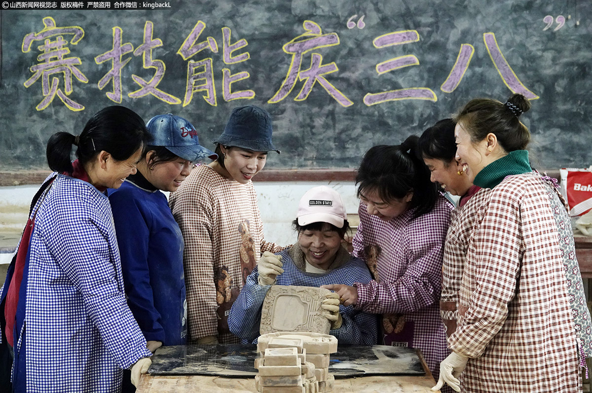      同时，绛州澄泥砚研制所还会输送女工们前往清华、山大等进行非遗专业培训，使农家女成为中国四大名砚之一——绛州澄泥砚制砚的主力军。