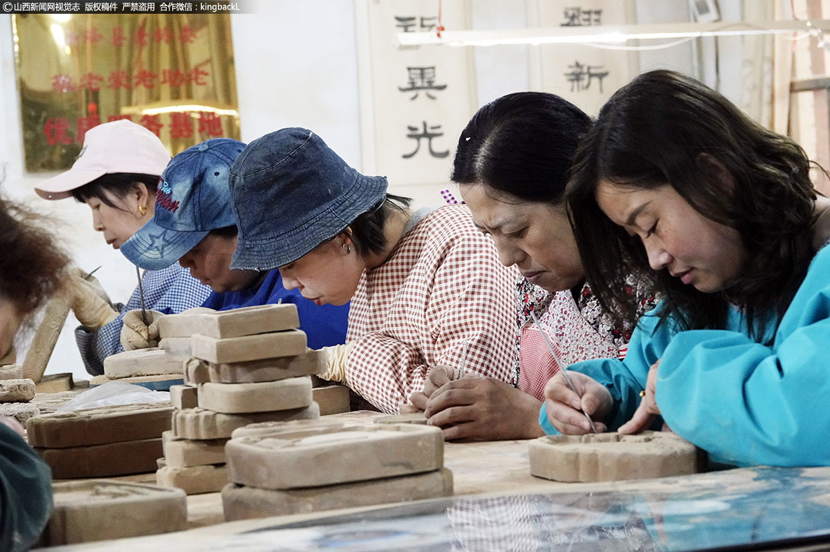     制砚工艺师在庆“三八”比赛中，比拼雕刻雕修技能，大家你追我赶赛技能，赛绝技。