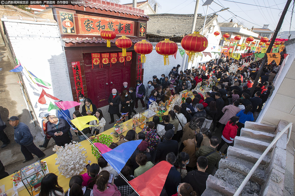      岚县面塑是用面做的各种花馍，作为一项传统的民俗活动，每年农历二月十九，岚县岚城镇传统的面塑“贡会”。其主要活动形式就是摆贡，村民们用自己家的面制作的各种花馍礼祭活动在2015年被列为国家非物质文化遗产。（■山西新闻网特约摄影师：田兆云）