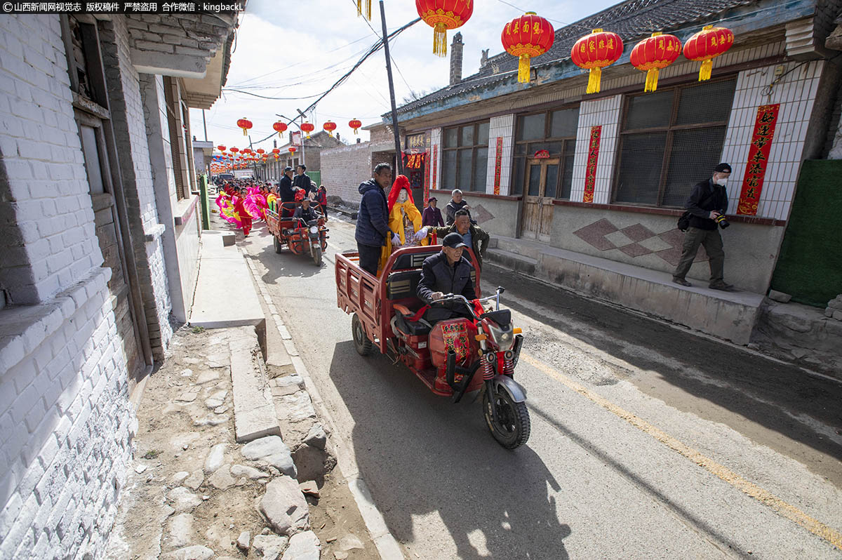      村民载歌载舞，鼓乐跟随，连走带吹在村子里游街庆贺。