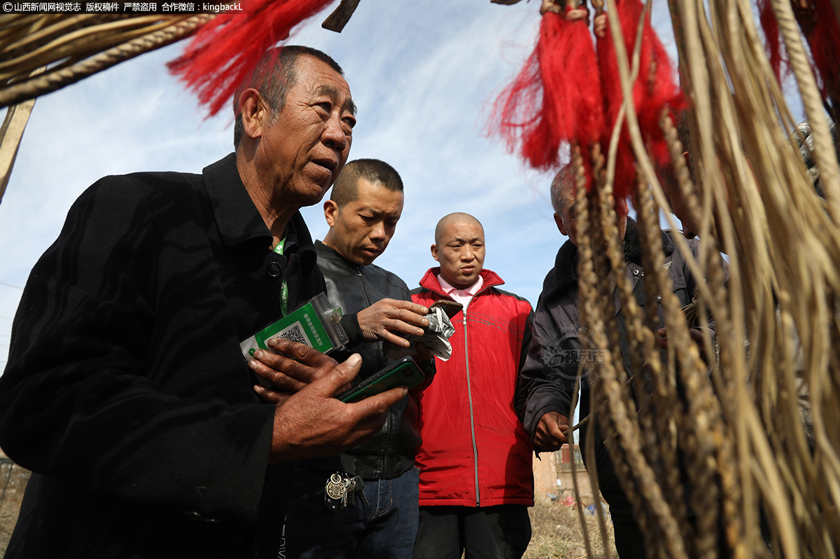      这是骡马市交易沿用的古老方式，他们在下面做“小动作”讲价，说价都是在卖家衣襟里面比划，或者用手捏，根本不出声音。价格破了（被旁人知道了），卖家、买家都不乐意。