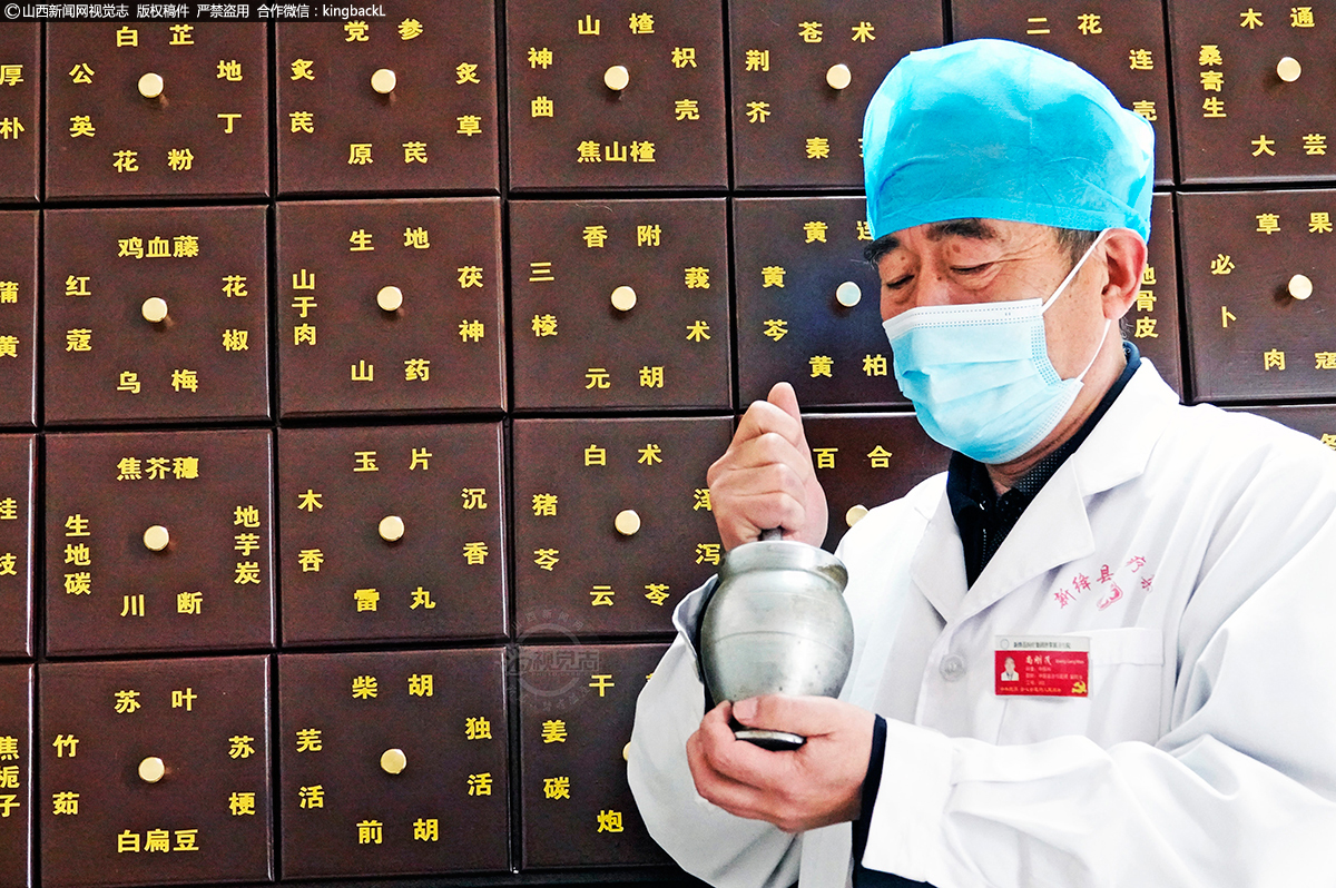      中医药文化传承至今，不仅在生产地低下、环境设备不完善的古时发挥了巨大作用，在今天依旧以独特的魅力影响着全世界。一名老中医师在中医馆药房为患者配制中药。