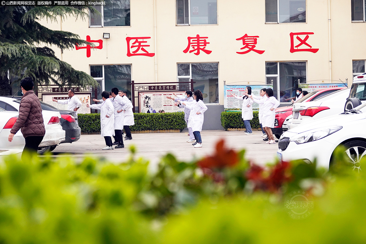      在中医康复区，传统古典乐曲声中，中医医师带领患者翩翩起“武”八段锦、太极拳健身康疗，穿越时空的中医疗法，让患者精神焕发疗效倍增，深受患者欢迎。