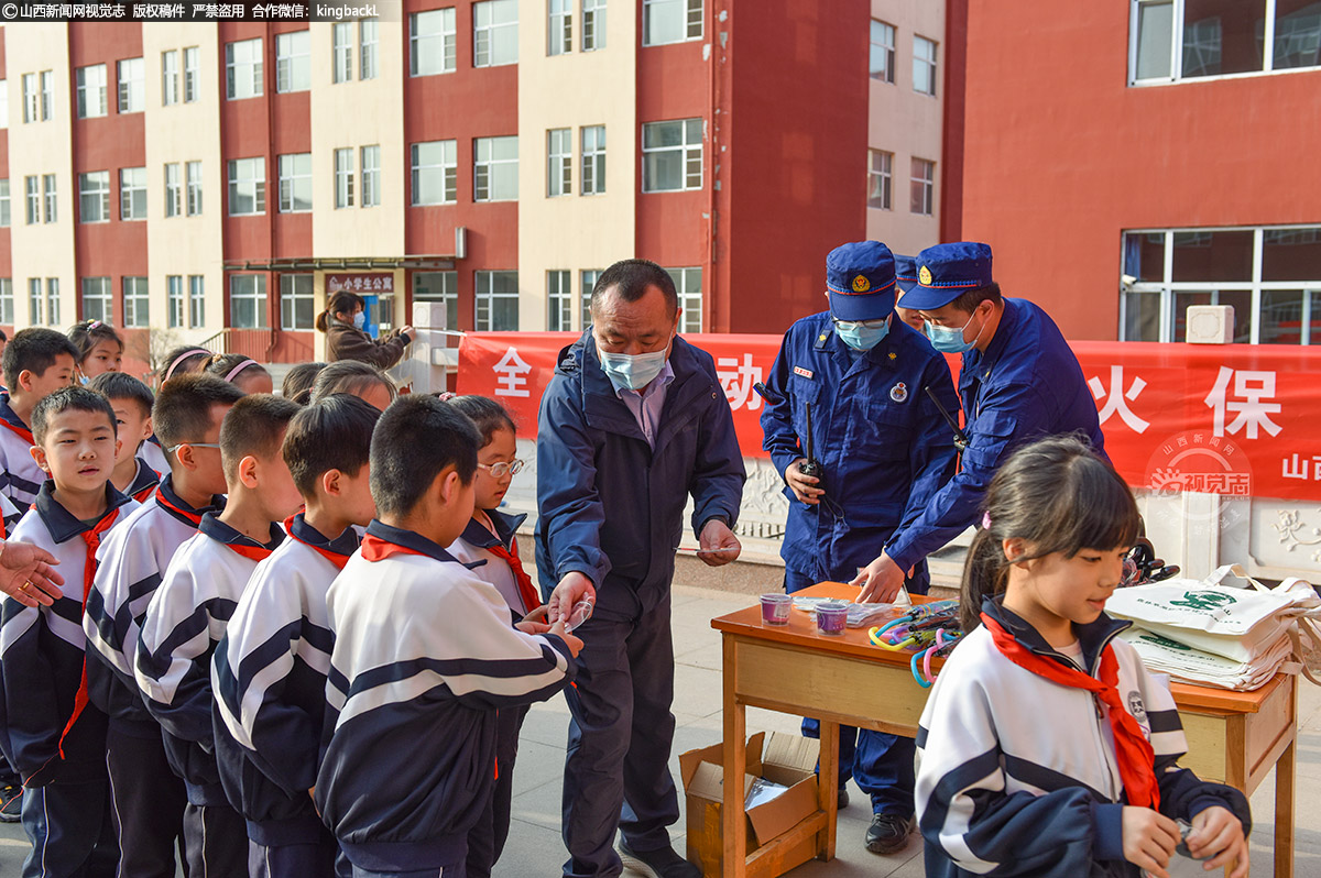      本次活动是林草防火宣传月系列活动之一，由省林业和草原局主办。图为森防队员为学生发放制作植物书签的材料。