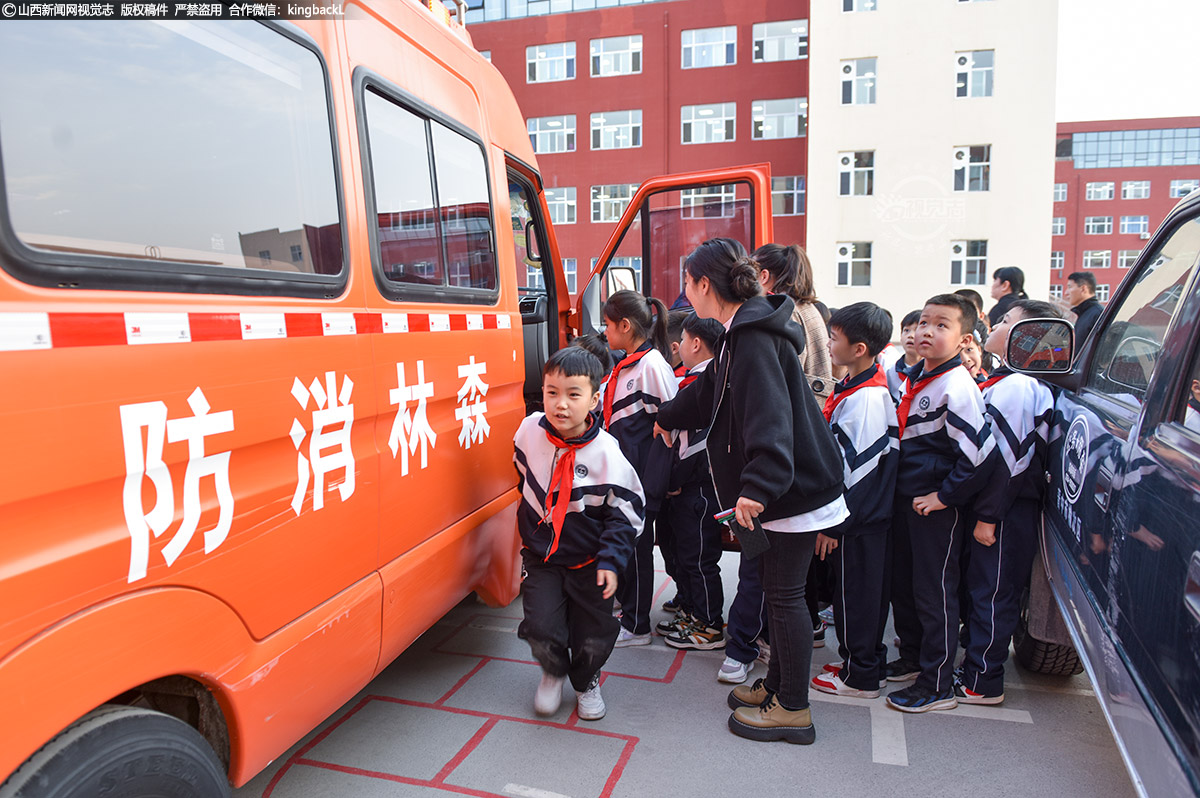      生动的科普讲解与“沉浸式”的体验，让同学们“零距离”接触森林防火，更全面地了解森林防火。图为学生参观防火指挥车。