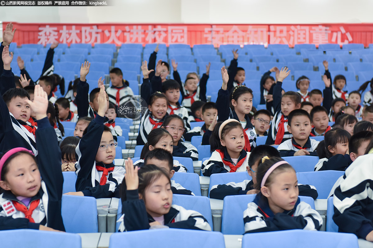      通过以上方式，通俗易懂地向学生讲解了森林火灾发生的原因、如何预防森林火灾、遇到森林火灾怎么办等知识。图为学生积极参与互动。