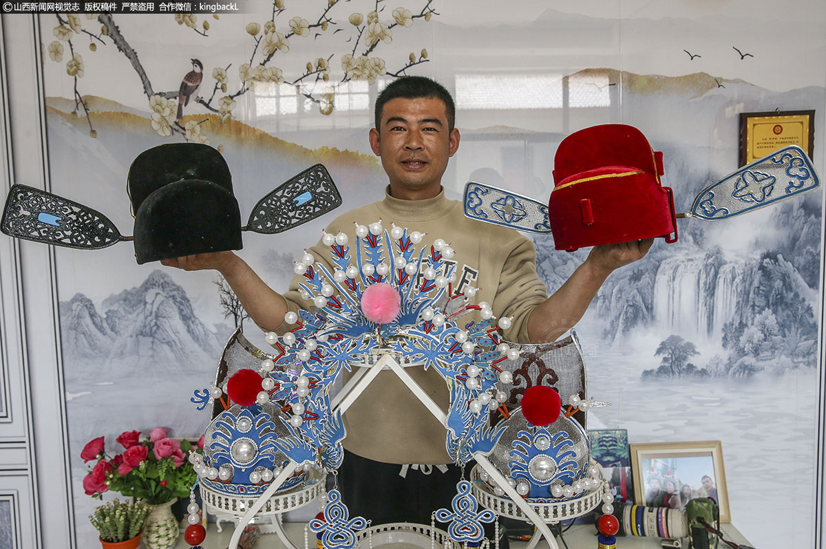      在稷山县化峪镇吴嘱村，村民焦学斌正在家里加工戏剧中的帽子和鞋子，他是县级“传统鞋帽制作技艺”非遗传承人，目前制作的产品已销往全国各地。（■山西新闻网特约摄影师：史云平）