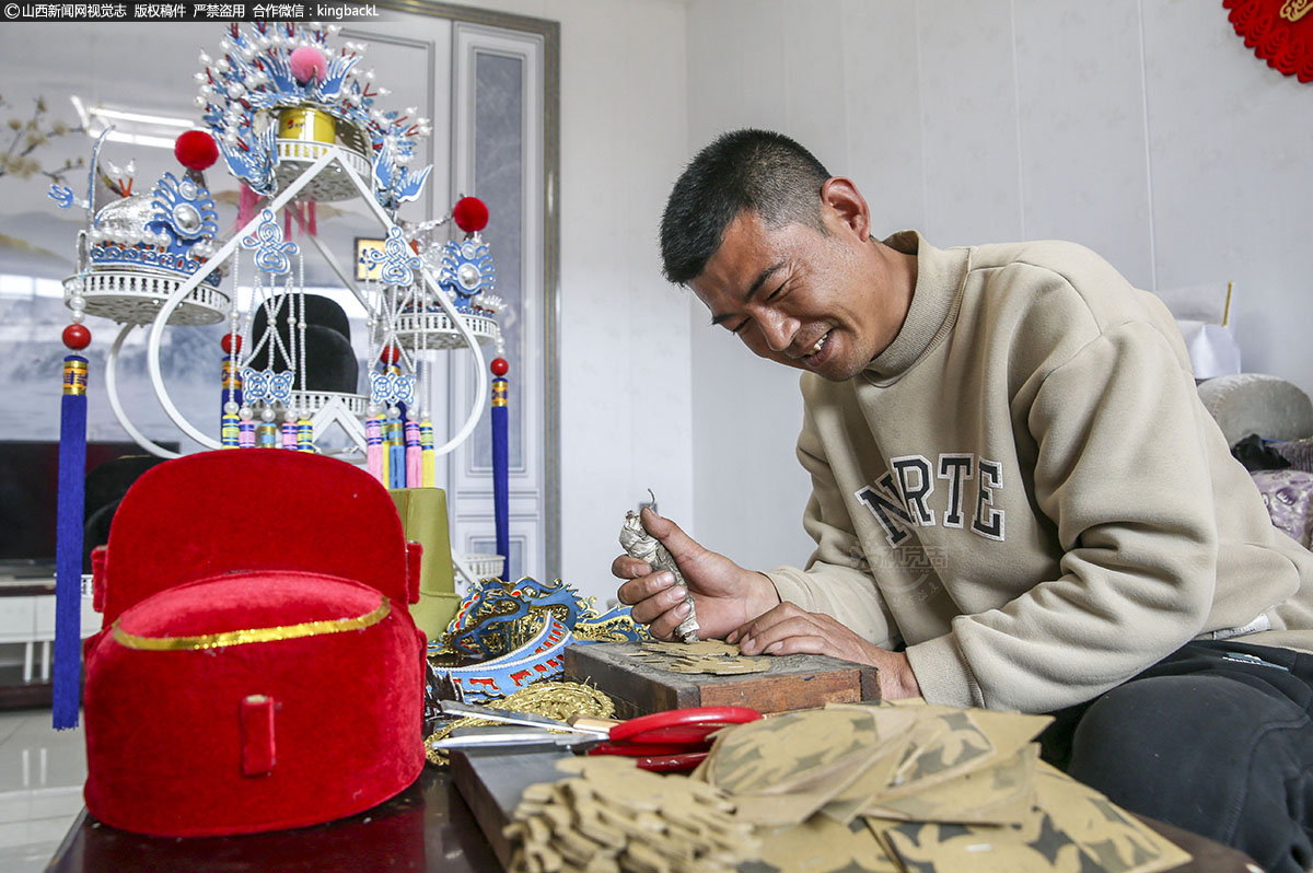      制作帽饰需要经过绘画、雕刻、盘铁丝、红粉、立粉、贴金等几十道工序，焦学斌在每个环节都认真仔细，他也乐于在细节上精雕细琢。