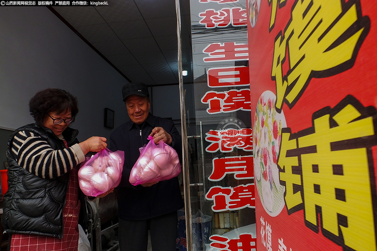      晋南花馍县级传承人高光焕和妻子卫栓女正在给客户装袋花馍。节日里花馍，不仅满足了人们交往活动的需求，还满足了人们对于美好日子的仪式感。