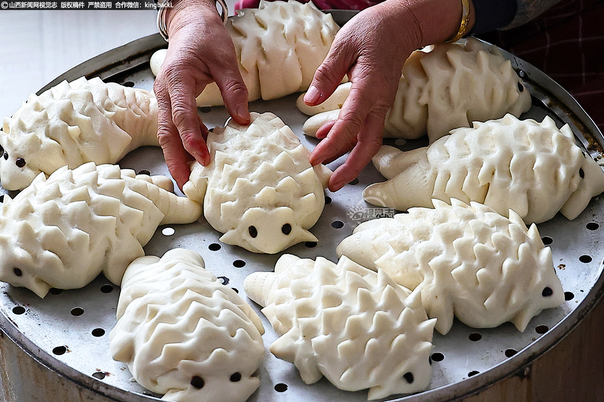      按照和面、捏花型、上火蒸的流程，借用剪刀、梳子、切刀、牙签等最简单的工具，经过一双双巧手，一个个浑圆的面团就变成了生动的飞禽走兽、花鸟鱼虫......