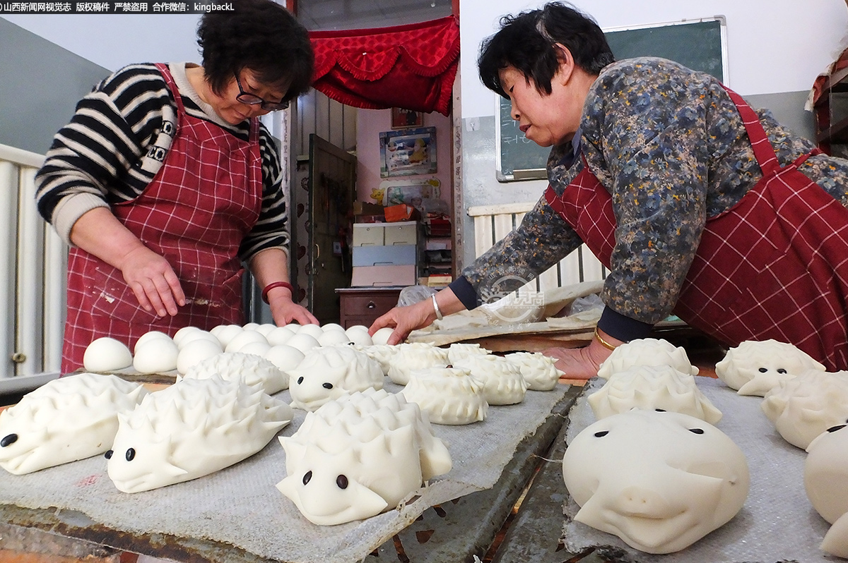     随着农历兔年二十四节气“清明”将至，在运城市新绛县，人们加紧赶蒸千姿百态的晋南花馍，用于扫墓祭祖，祈福新的一年风调雨顺，人寿年丰，国泰民安。图中，捏花馍能手卫栓女和王引引在馍铺加紧捏制花馍。（■本期摄影：高新生）