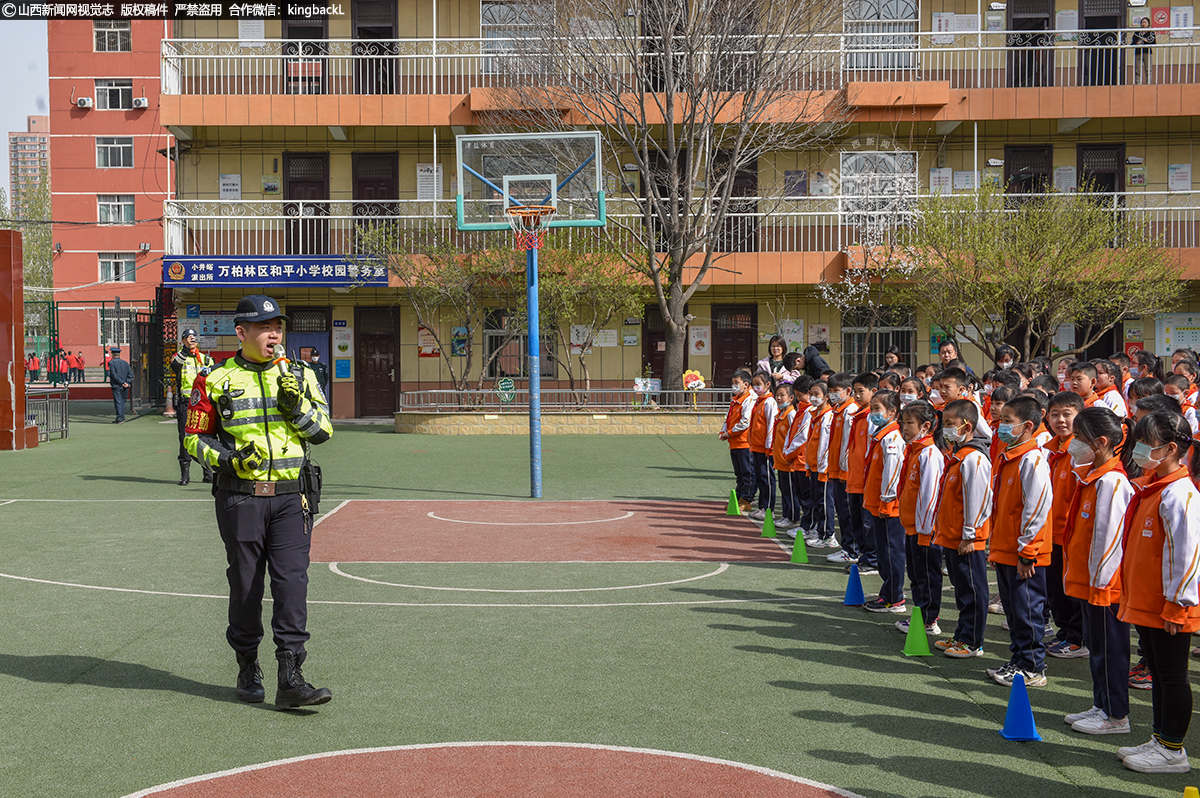      龙城铁骑队员闫文韬以讲故事的形式，使用学生们听得懂、记得住的话语，对交通标志线、日常上学、放学期间乘车、走路、骑车等交通安全知识进行讲解。