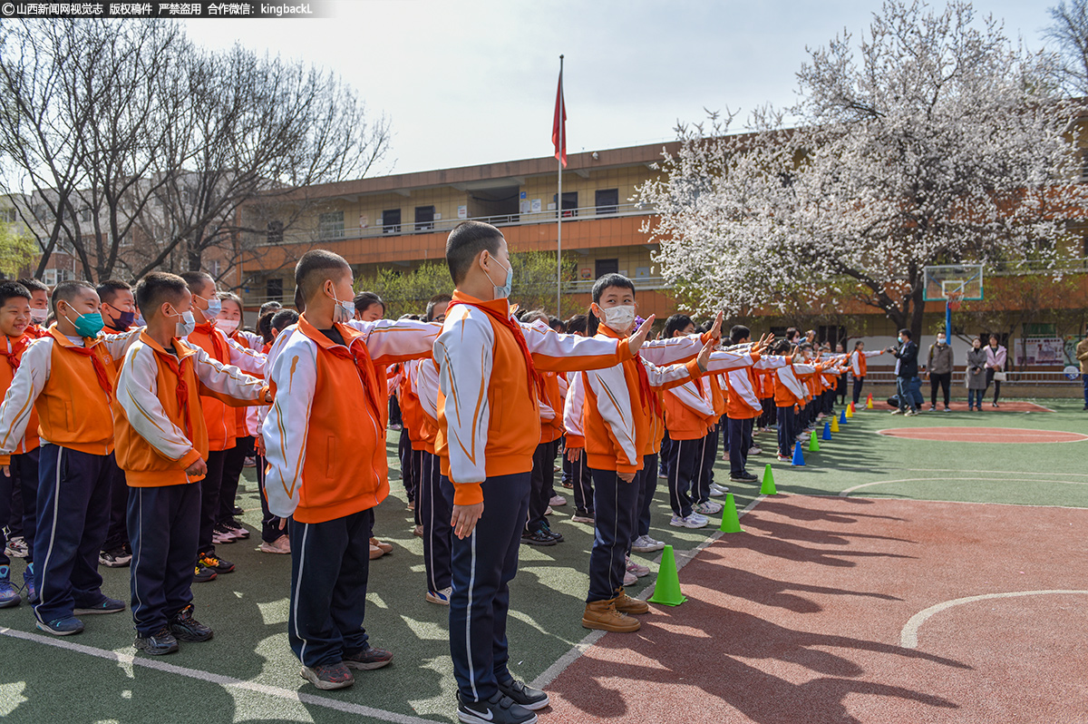      在互动教学过程中，学生按照铁骑队员的口令和指导认真学习，学习氛围十分浓厚。

