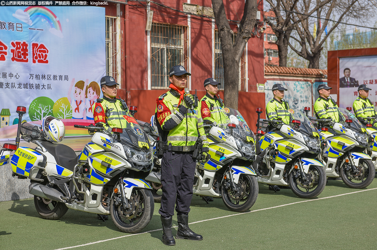      活动中，龙城铁骑副大队长赵磊同志首先介绍大队基本情况，同时向学生们展示警车、警服及各种警用装备。