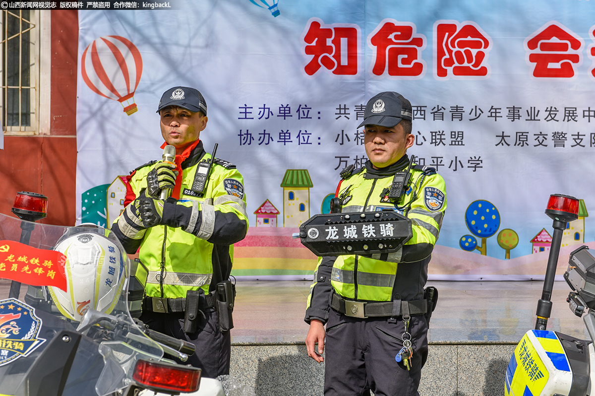      赵磊同志重点讲解了各种警用装备构造、功能和使用方法，提高学生们对“铁骑”职能的了解。