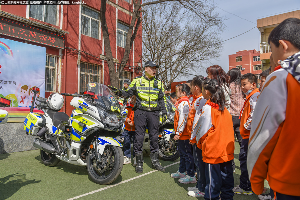      此次进校园的交通安全实践教育活动，进一步提升了学生们的交通安全防范意识，深化了知危险、懂安全的交通理念，从而引导他们从小遵守交通规则，争当文明交通的参与者、践行者、受益者。