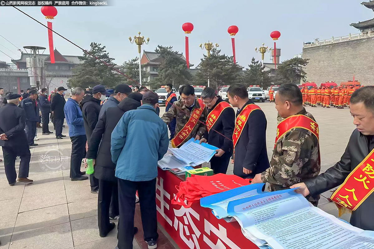      在活动现场，寿阳县森防指成员单位、有林乡镇、森林消防队员共计280余人，通过集中宣讲、展板展示、签名承诺等方式开展现场宣传，累计发放海报、宣传册、手提袋、水杯、抽纸等宣传品3000份（个），进行防火法律法规、预防扑救常识、紧急避险知识宣传。整个宣传月，全市共举行各类宣传活动仪式11场，出动宣传车辆441辆，发放宣传材料319660份（个），安设宣传碑牌1674块。