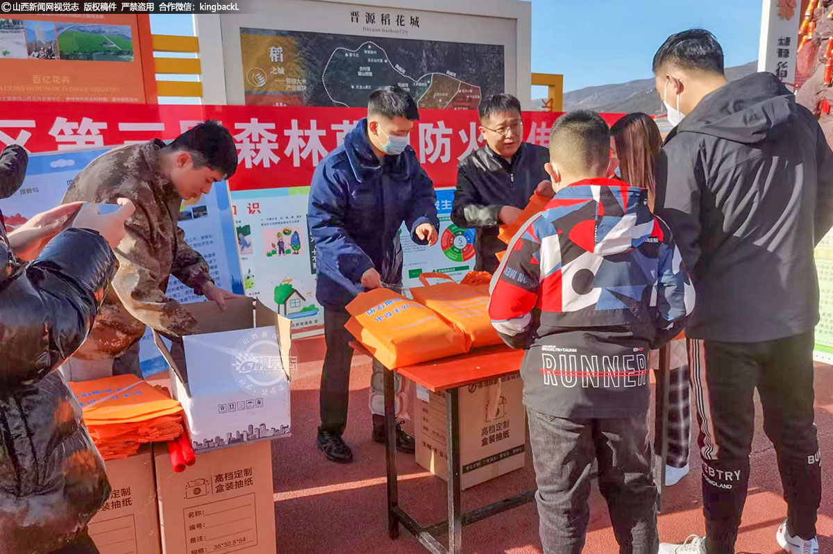      在森林草原防火宣传月活动期间，太原市晋源区开展形式多样的宣传教育活动。通过发放传单、宣传品、悬挂条幅、标语、宣传车和农村喇叭，各山区分早、中、晚广播三次以上宣传森林防火。把森林防火工作的重要性和文明祭祀传达给每个人。将森林防火宣传单发放到每一名山区群众手中，做到人手一份。