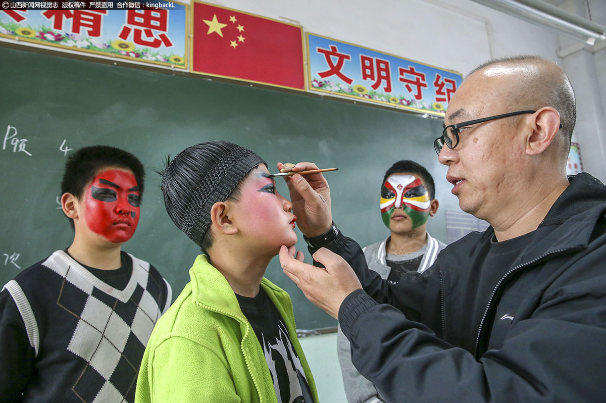     当地从学校中发展这项活动，进行高跷表演的学生皆在十岁左右。