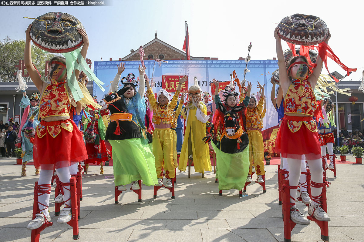      说到非遗文化的传承，近年来，当地大力发展非遗文化进校园，在校园中让学生学，在节庆中，让孩子们大胆演。