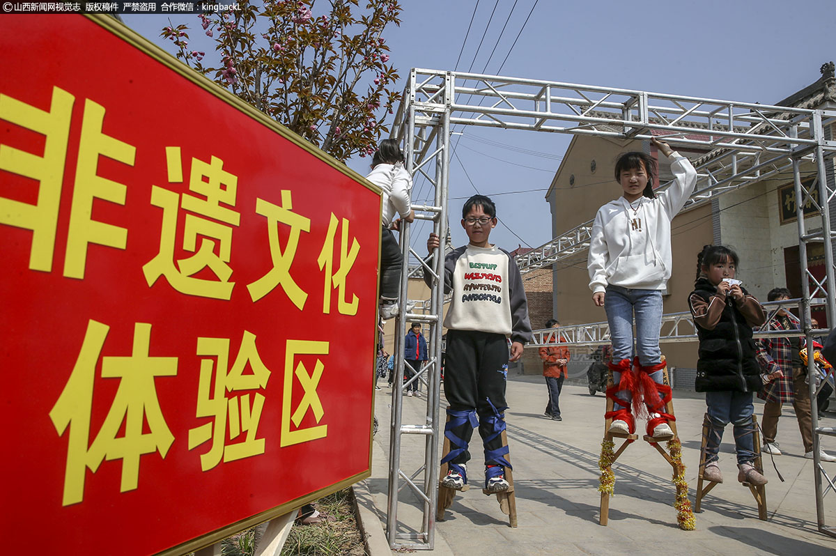      此外，这里还增添了非遗文化体验区，来研学的游客，学生都可以在此享受非遗文化带给人们的乐趣。
