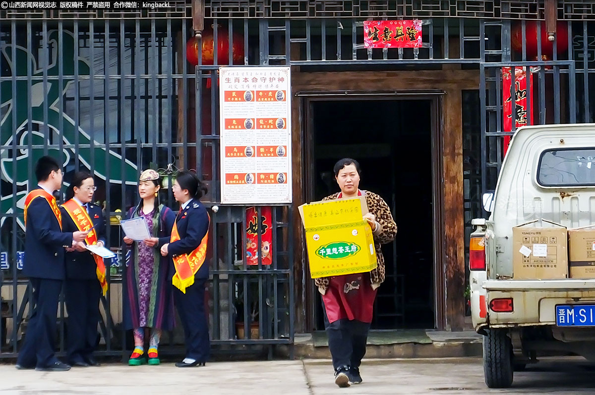     便民春风拂面，优质服务暖心。税收宣传月期间，当地税务部门以宣传促服务、以服务促发展，推出更多贴近纳税人缴费人的宣传举措。